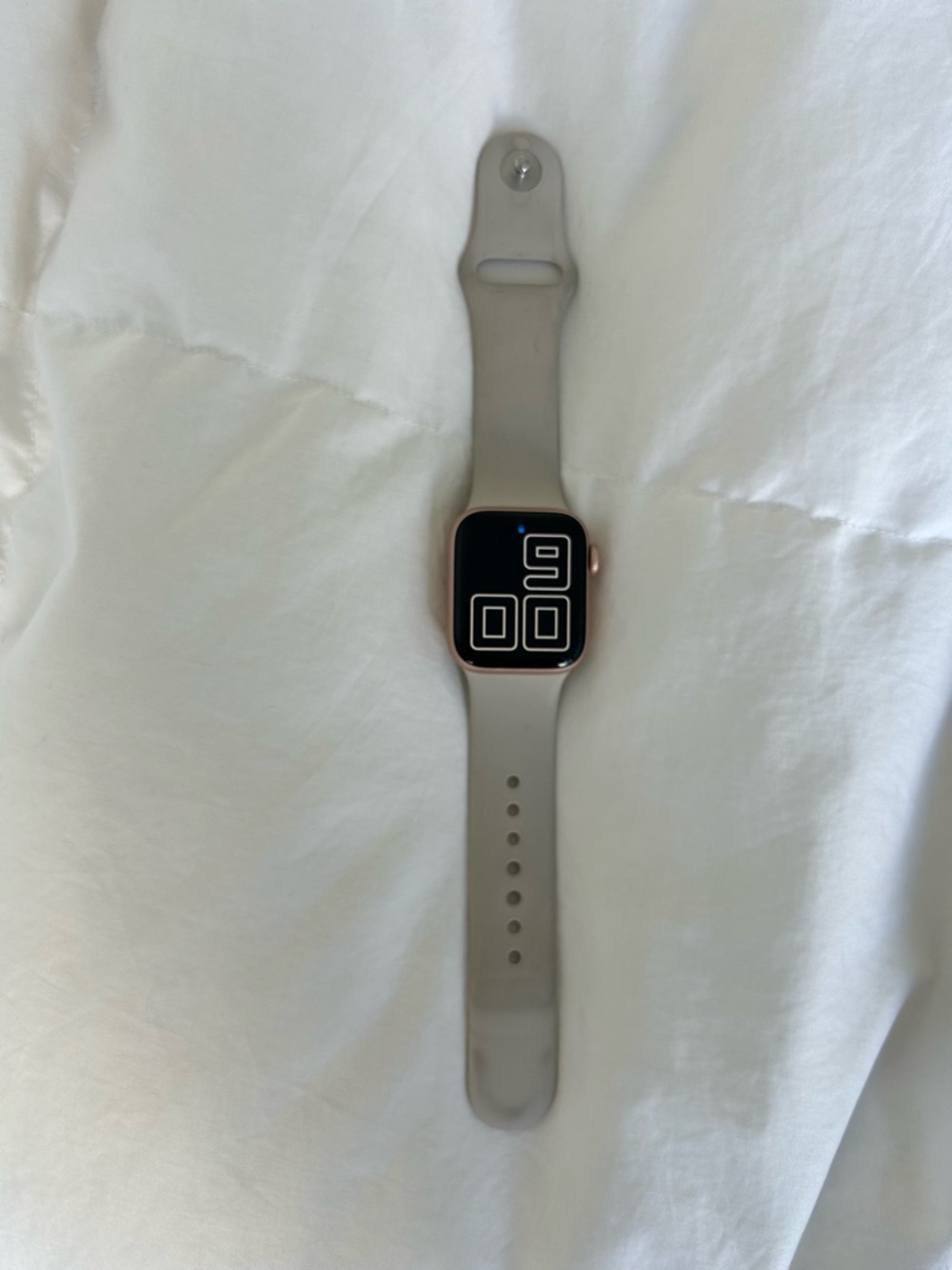 Apple Watch SE 1st Gen Rose Gold Aluminum Case with Starlight Sport Band